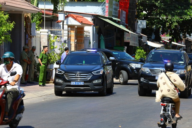 Xe của Bộ Công an xuất hiện trên đường phố Phan Thiết từ trưa 26.4