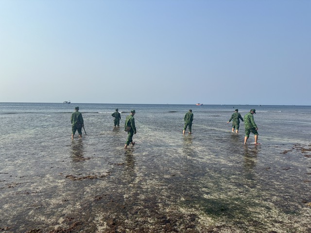 Lực lượng biên phòng tìm kiếm ở khu vực bờ biển quanh đảo Lý Sơn