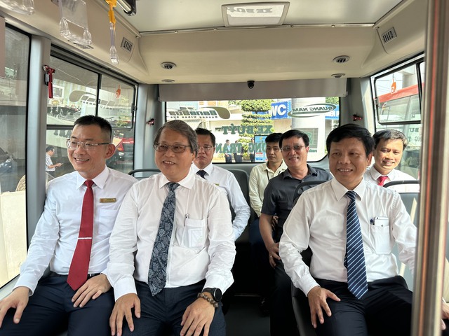 Ông Bùi Hồng Trung, Giám đốc Sở GT-VT TP.Đà Nẵng (bên phải) và ông Văn Anh Tuấn (thứ 2 từ trái qua) trải nghiệm tuyến xe buýt mới