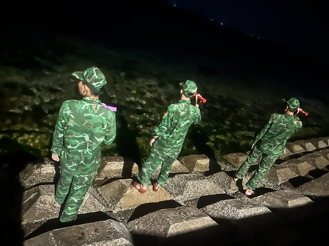 Lực lượng biên phòng Quảng Ngãi xuyên đêm tìm kiếm 5 người mất tích quanh đảo Lý Sơn sau khi tàu kéo và sà lan bị chìm trên biển