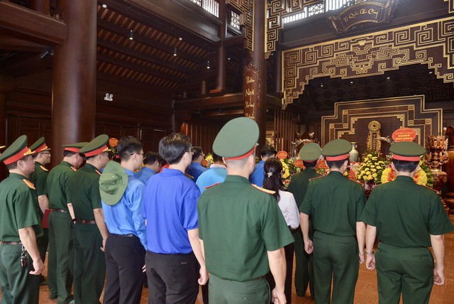 Đoàn đại biểu dâng hương tại Đền thờ các liệt sĩ chiến trường Điện Biên Phủ
