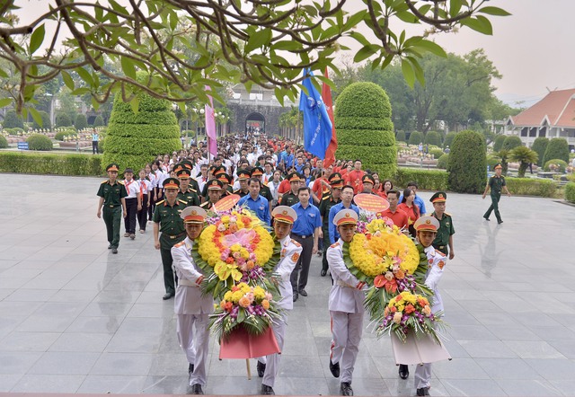 Đoàn đại biểu vào dâng hoa tại Nghĩa trang liệt sĩ quốc gia A1
