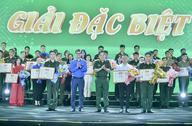 Trung tướng Nguyễn Văn Gấu và anh Bùi Quang Huy trao bằng khen và hoa cho 3 cá nhân đạt giải đặc biệt