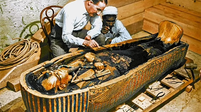 Giải mã 'lời nguyền Pharaoh' làm chết hơn 20 người mở lăng mộ vua Tutankhamun năm 1922- Ảnh 1.