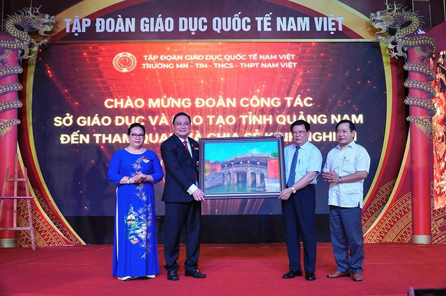 Ông Thái Viết Tường, Giám đốc Sở GD-ĐT Quảng Nam (thứ 2 từ phải qua), trao quà lưu niệm cho lãnh đạo Trường Nam Việt