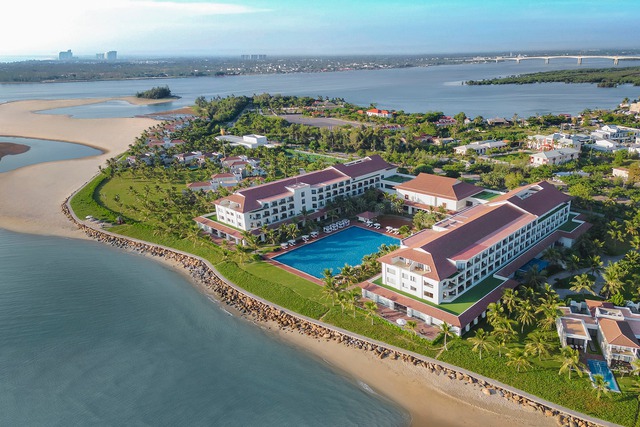 Tọa lạc tại Cửa Đại, một trong những bãi biển đẹp nhất miền Trung, đây là khu nghỉ dưỡng 5 sao ven biển mang thương hiệu Renaissance đầu tiên của tập đoàn Marriott International tại Việt Nam
