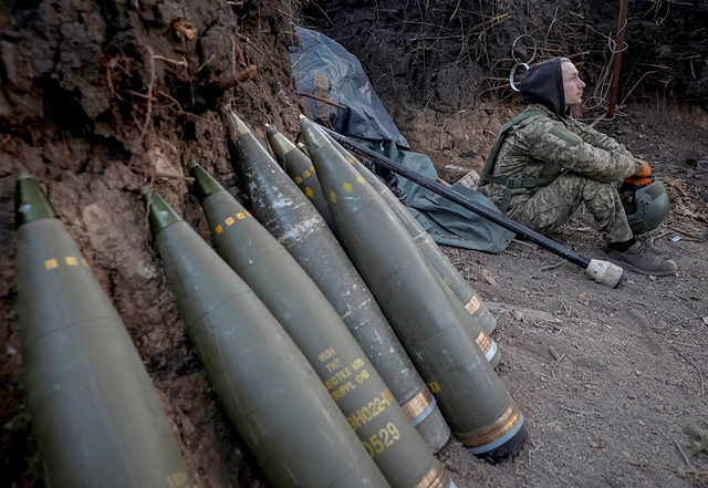 Quân nhân Ukraine bên những quả đạn pháo M777 tại tiền tuyến ở Donetsk ngày 20.4