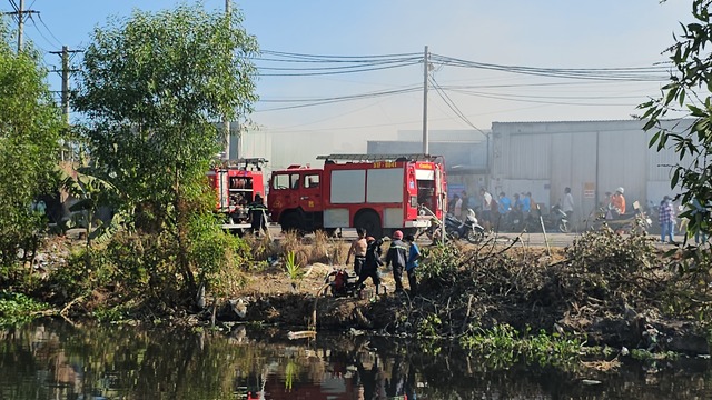 Lính cứu hỏa dùng máy bơm công suất lớn hút nước trực tiếp dưới kênh gần đó để chữa cháy.