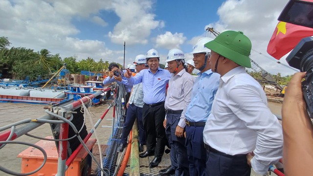 Ông Trần Văn Lâu, Chủ tịch UBND tỉnh Sóc Trăng (thứ 3 từ phải qua), kiểm tra tiến độ thi công cầu Đại Ngãi