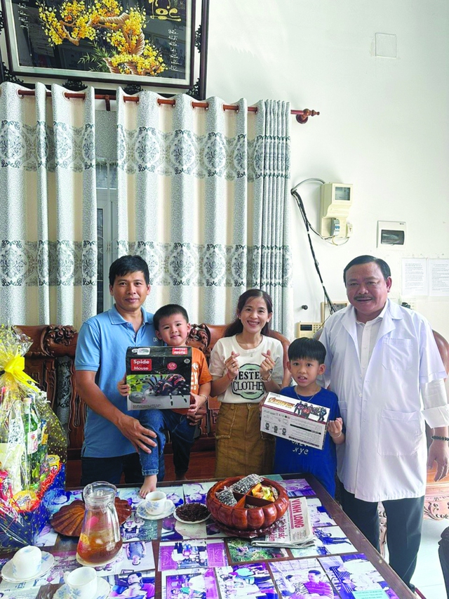 Bác sĩ Nguyễn Phú Lâm cùng thành viên nhóm hỗ trợ quà cho gia đình khó khăn ở địa phương
