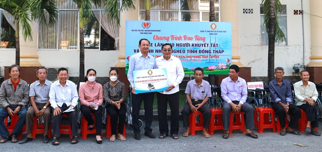 Ông Lưu Hoàng Tân, Chủ tịch Công ty XSKT Đồng Tháp (trái), trao tặng 55 xe lăn cho bệnh nhân nghèo và người khuyết tật tỉnh Đồng Tháp