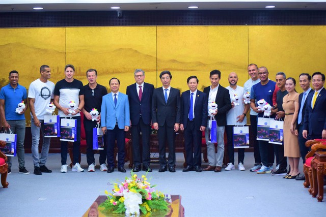 Đại sứ đặc mệnh toàn quyền Brazil tại Việt Nam Marco Farani và các danh thủ bóng đá Brazil chụp ảnh kỷ niễm cùng lãnh đạo UBND TP.Đà Nẵng