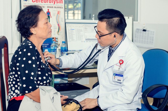 BS.CK2 Nguyễn Minh Tấn, Giám đốc PKĐK Vạn PhướcCửu Long, luôn ân cần, chu đáo với bệnh nhân