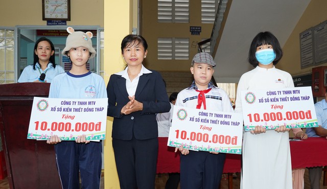 Bà Đặng Thị Ngọc Hiền, Giám đốc Công ty XSKT Đồng Tháp, trao tặng học bổng cho học sinh có hoàn cảnh khó khăn của Trường THCS Trần Thị Nhượng (TP.Sa Đéc, Đồng Tháp)