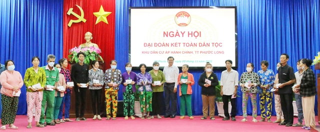 Ông Nguyễn Văn Truyền, Chủ tịch Công ty XSKT Bạc Liêu, tặng quà cho hộ nghèo