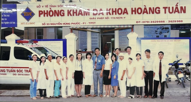 Vợ chồng kỹ sư Hoàng Tuấn và BS Nguyễn Kỷ Đoan Nghi cùng đội ngũ nhân lực của Trung tâm y khoa Hoàng Tuấn năm 2009