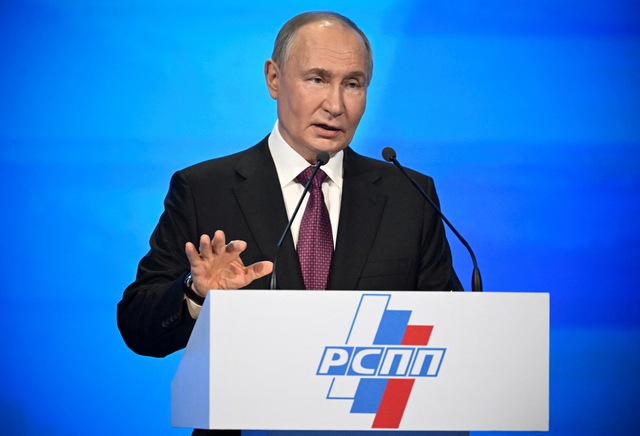 Tổng thống Vladimir Putin phát biểu tại một hội nghị doanh nhân tại Moscow ngày 25.4