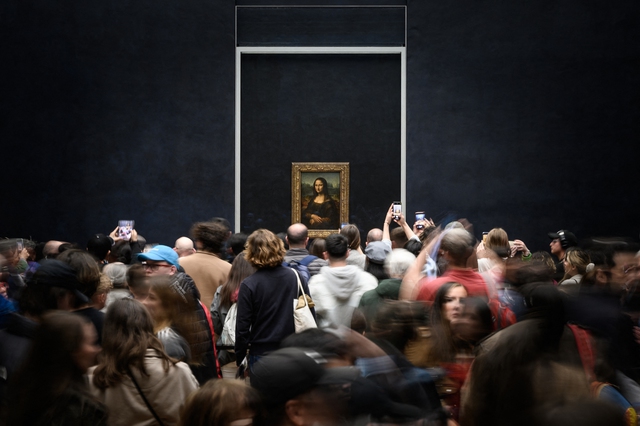Khách tham quan ngắm bức họa La Joconde tại bảo tàng Louvre ở Paris (Pháp) ngày 20.4.2023