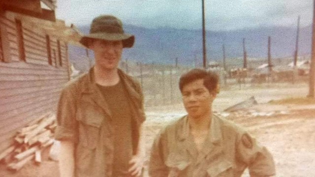 Hình ảnh Matthew Keenan (trái) đến Việt Nam năm 1971