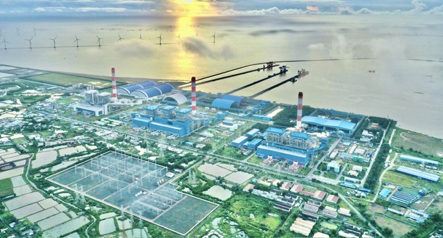 Ngoài các nhà máy, Công ty Nhiệt điện Duyên Hải còn được giao quản lý vận hành cảng biển Trung tâm Điện lực Duyên Hải có thể tiếp nhận tàu 30.000 tấn