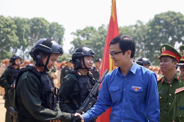 Anh Huy thăm hỏi động viên nữ chiến sĩ cơ động tham gia tập luyện phục vụ diễu binh, diễu hành trong Lễ kỷ niệm 70 năm chiến thắng Điện Biên Phủ