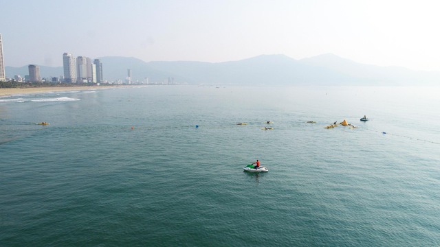 Toàn cảnh hội thi diễn ra trên biển Đà Nẵng được ghi lại từ góc nhìn của những chú chim
