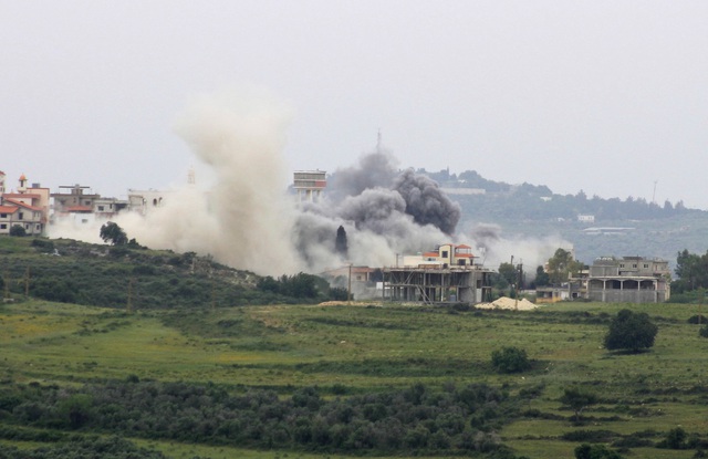 Khói bốc lên từ địa điểm xảy ra cuộc không kích của Israel vào ngôi làng Tayr Harfa  thuộc miền nam Li Băng vào ngày 26.4