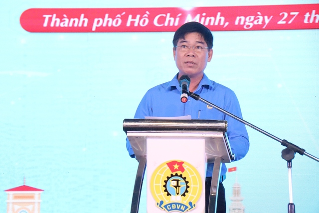Ông Phạm Chí Tâm, Phó chủ tịch Liên đoàn Lao động TP.HCM, phát biểu khai mạc tháng công nhân lần thứ 16