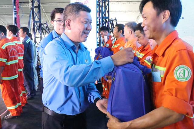 Ông Trần Đoàn Trung, Phó chủ tịch thường trực Liên đoàn Lao động TPHCM, trao quà tặng công nhân khó khăn tại lễ khai mạc tháng công nhân 2024