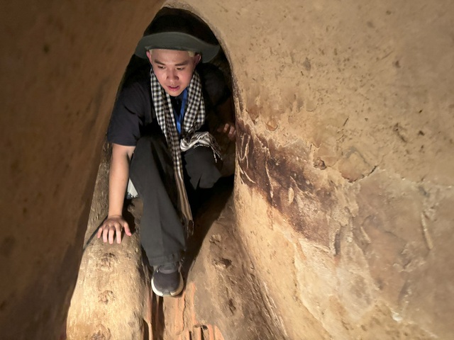 Đức Mạnh, 21 tuổi (du khách Hà Nội) lần đầu tiên đi trong lòng địa đạo Củ Chi