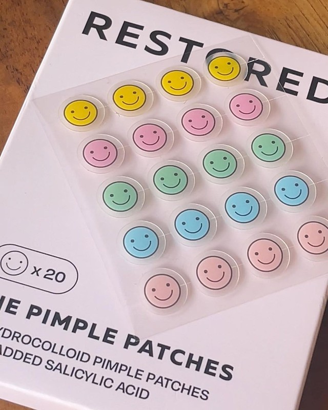 Những miếng dán mụn mặt cười được đóng gói 20 miếng với 5 màu sắc khác nhau. Người dùng được khuyến cáo giữ sạch sticker bằng cách tách rời nhẹ nhàng, sau đó dùng một cây kẹp nhỏ kẹp và dán sticker lên vết mụn