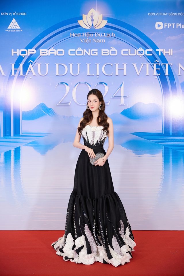 Dù ít xuất hiện trong các sự kiện nhưng tại lễ công bố cuộc thi Hoa hậu du lịch Việt Nam, Á hậu Hoàng Anh vẫn gây chú ý với người hâm mộ nhờ sắc vóc trẻ trung cùng cách chọn trang phục dự tiệc tinh tế, thanh lịch
