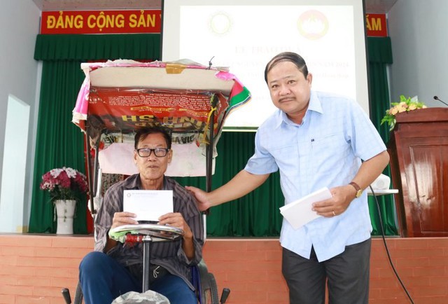 Ông Ngô Thanh Trí, Phó giám đốc Công ty XSKTtỉnh Đồng Tháp tặng quà cho người dân có hoàn cảnh khó khăn tại TP.Cao Lãnh
