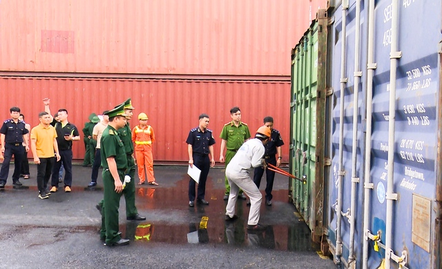 Lực lượng chức năng Hải Phòng tiến hành mở lô hàng gồm 6 container được một doanh nghiệp ở tỉnh Bắc Ninh khai báo là gỗ ván ép xuất khẩu nhưng bên trong chứa hơn 168 tấn đồng tại cảng Hải An