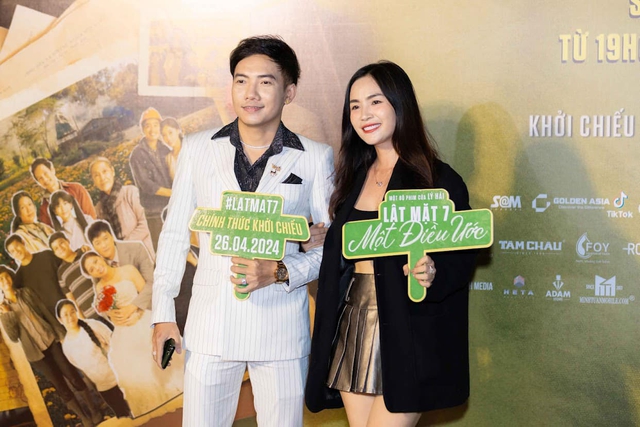 Nam ca sĩ Trang giấy trắng cùng vợ đến ủng hộ phim mới của đàn anh Lý Hải. Nam ca sĩ 8X mong Lật mặt 7 sẽ được khán giả yêu thương, đón nhận