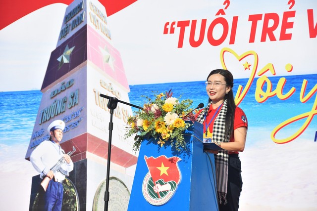 Chị Nguyễn Phạm Duy Trang phát biểu trước khi ra thăm các cán bộ, chiến sĩ và nhân dân Trường Sa