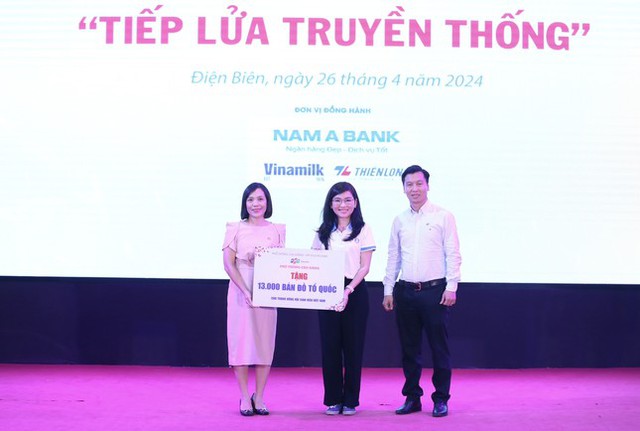 Trao tặng 13.000 bản đồ Việt Nam tại Hành trình 'Sinh viên với khát vọng non sông'- Ảnh 1.