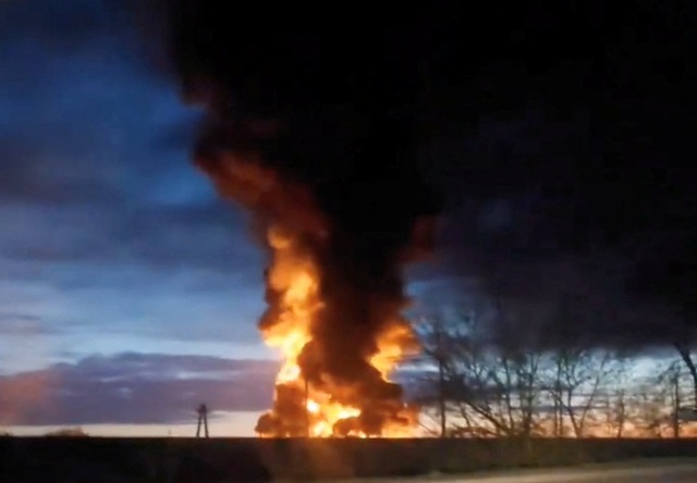 Đám cháy tại cơ sở năng lượng sau cuộc tấn công bằng máy bay không người lái do Ukraine thực hiện ở Yartsevo thuộc vùng Smolensk (Nga), trong ảnh từ video trên mạng xã hội ngày 24.4
