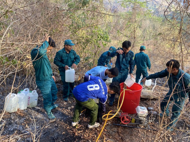 Lực lượng tham gia chữa cháy ở núi Dài thuộc xã Lương Phi, H.Tri Tôn sáng 27.4