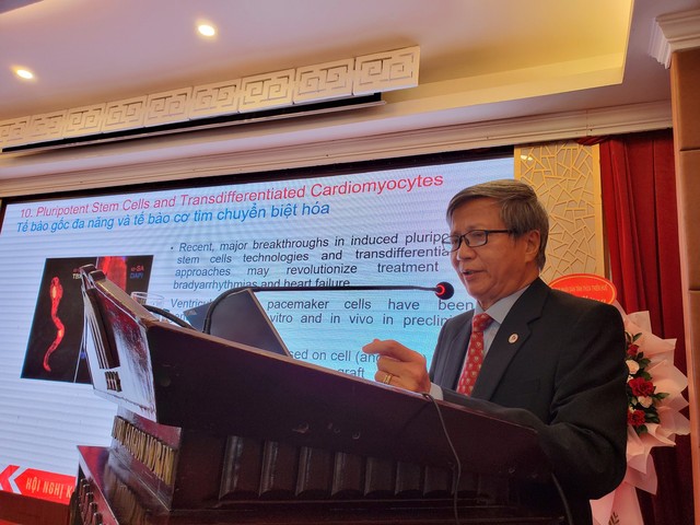 GS- TS Huỳnh Văn Minh, Chủ tịch Hội Tim mạch Thừa Thiên - Huế, phát biểu tại hội nghị