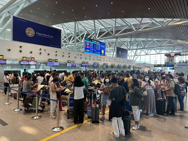 Mải nói chuyện, hành khách bỏ quên 318 triệu đồng trên xe đẩy sân bay Đà Nẵng- Ảnh 1.