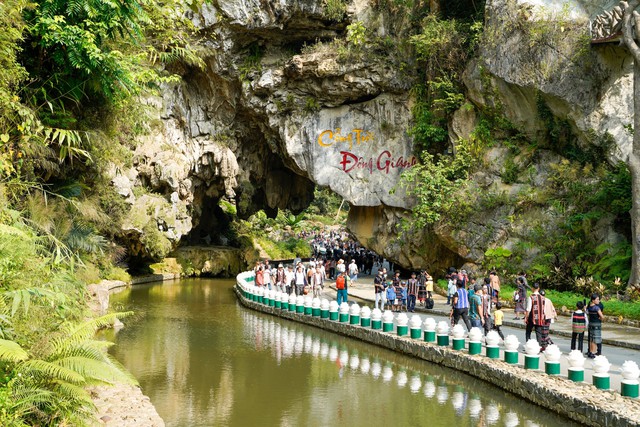 Rất đông du khách tham quan khu du lịch sinh thái Cổng Trời Đông Giang