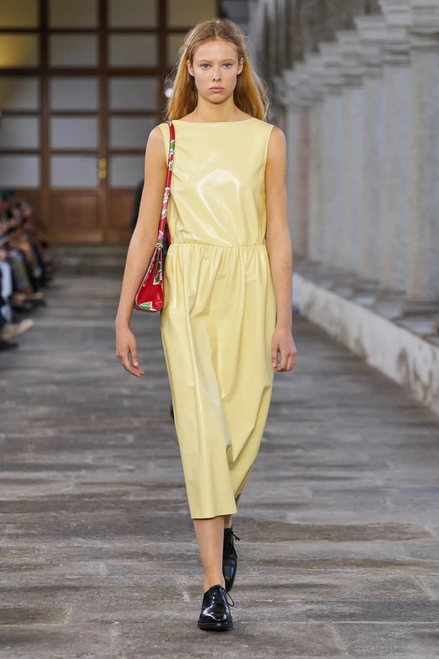 It seems that leather in pastel tones will be the chic alternative of the season, Swiss brand Bally has experimented on a delicate cream yellow dress with a simple cut, midi length and with a shimmer lively spirit