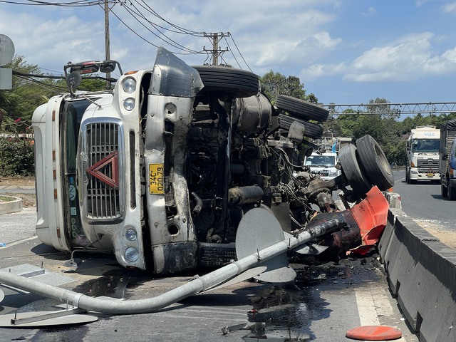 Hiện trường vụ tai nạn giao thông ở TP.HCM ngày 28.4