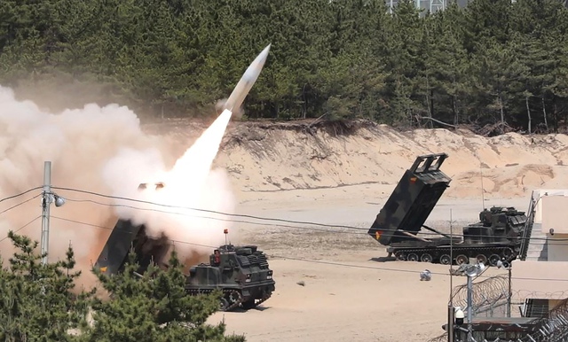 Hệ thống tên lửa ATACMS khai hỏa trong cuộc tập trận bắn đạn thật tại Hàn Quốc