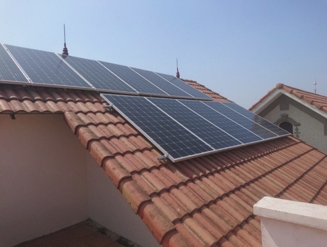 Lắp đặt hệ thống pin mặt trời trên mái nhà