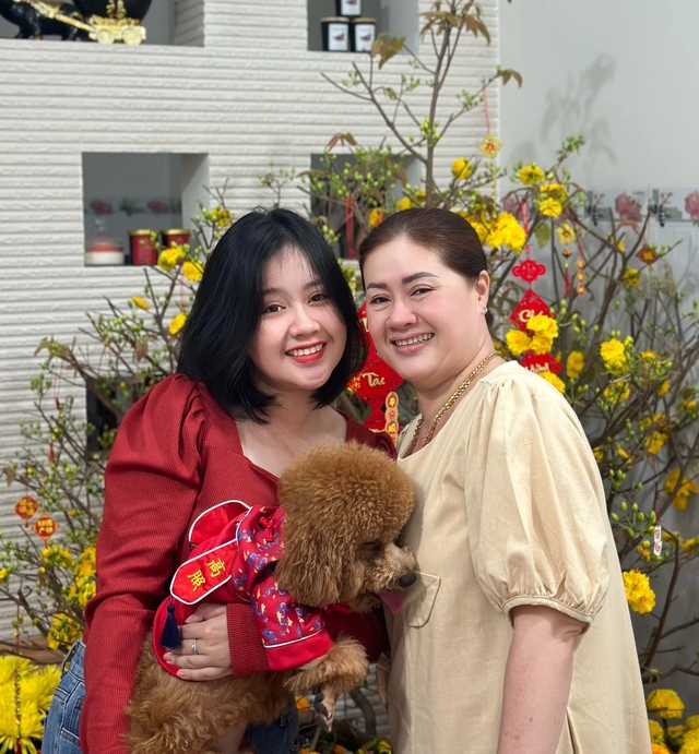 Mẹ của Triệu Vy vui mừng chụp ảnh tại ngôi nhà mới mà con gái mua tặng vào tháng 1.2024