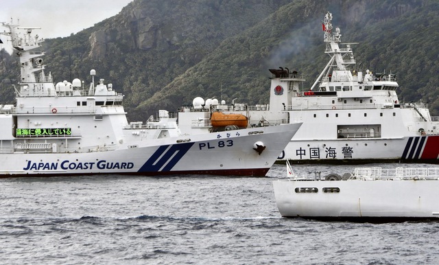 Tàu hải cảnh Trung Quốc (đằng sau) đến gần tàu Kabira của lực lượng bảo vệ bờ biển Nhật Bản ở ngoài khơi đảo Uotsuri thuộc nhóm đảo Senkaku/Điếu Ngư hôm 27.4