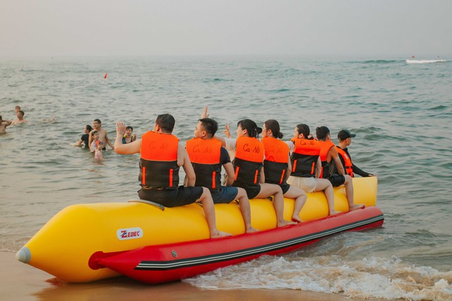 Nắng nóng kỷ lục, người dân- du khách đổ về biển Quảng Bình giải nhiệt- Ảnh 3.