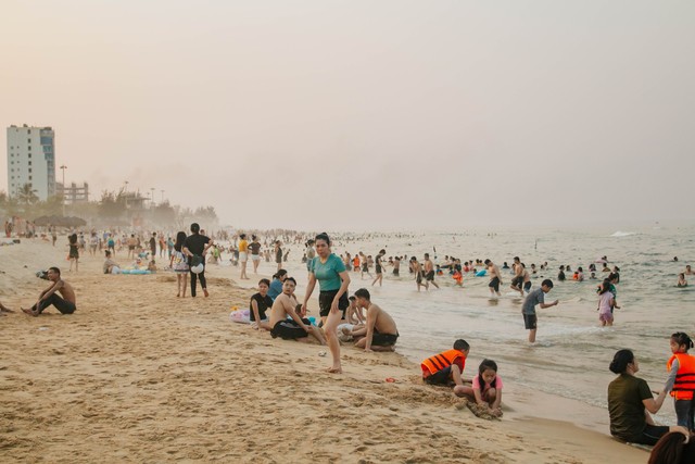 Nắng nóng kỷ lục, người dân- du khách đổ về biển Quảng Bình giải nhiệt- Ảnh 1.
